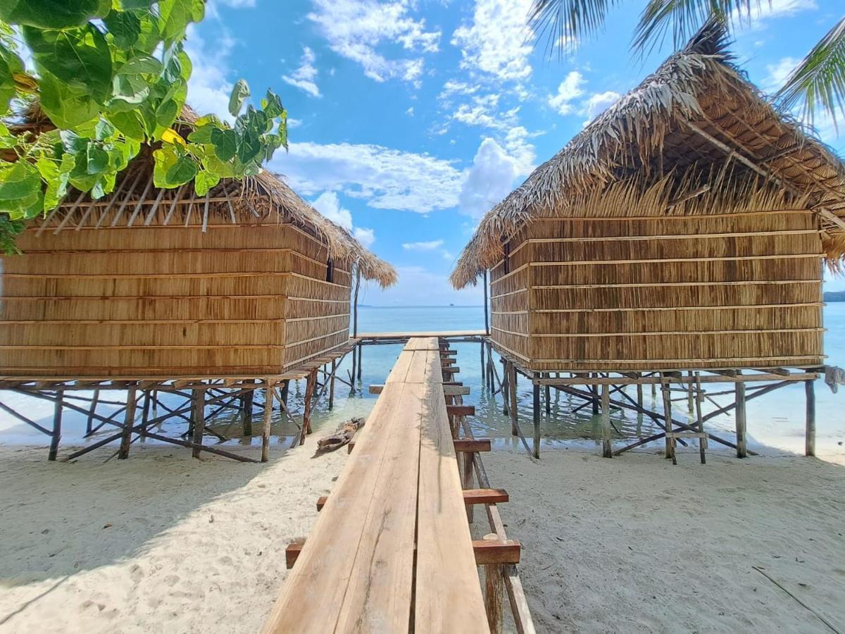 Coco Huts Guest House Waisai Екстериор снимка