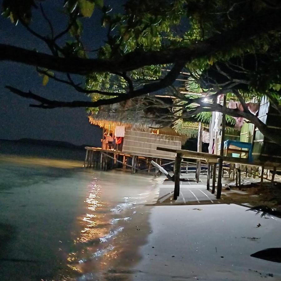Coco Huts Guest House Waisai Екстериор снимка