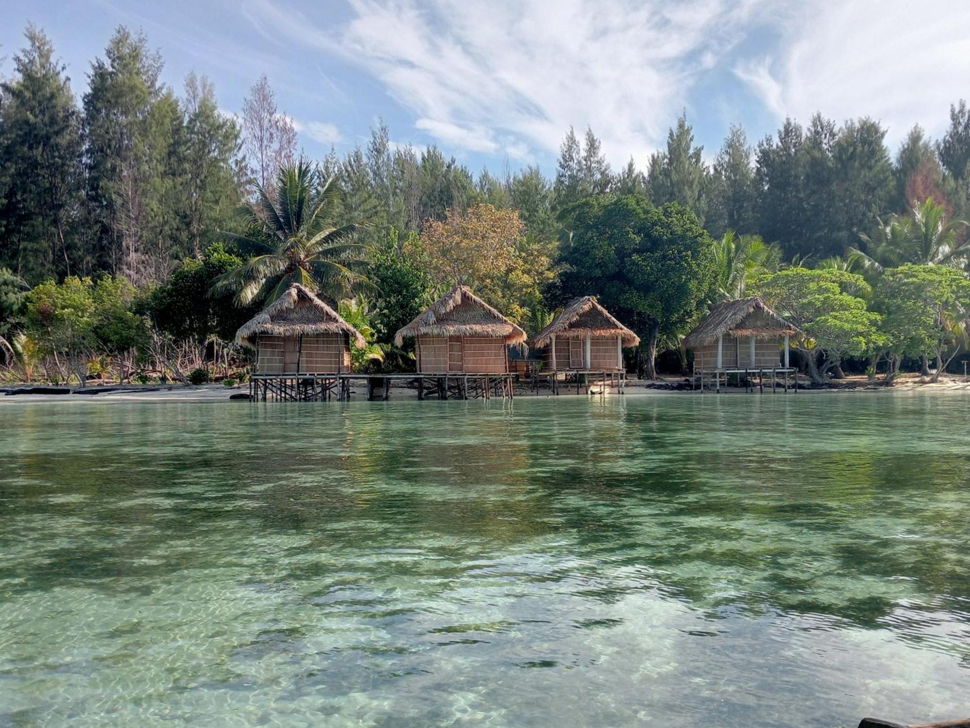 Coco Huts Guest House Waisai Екстериор снимка