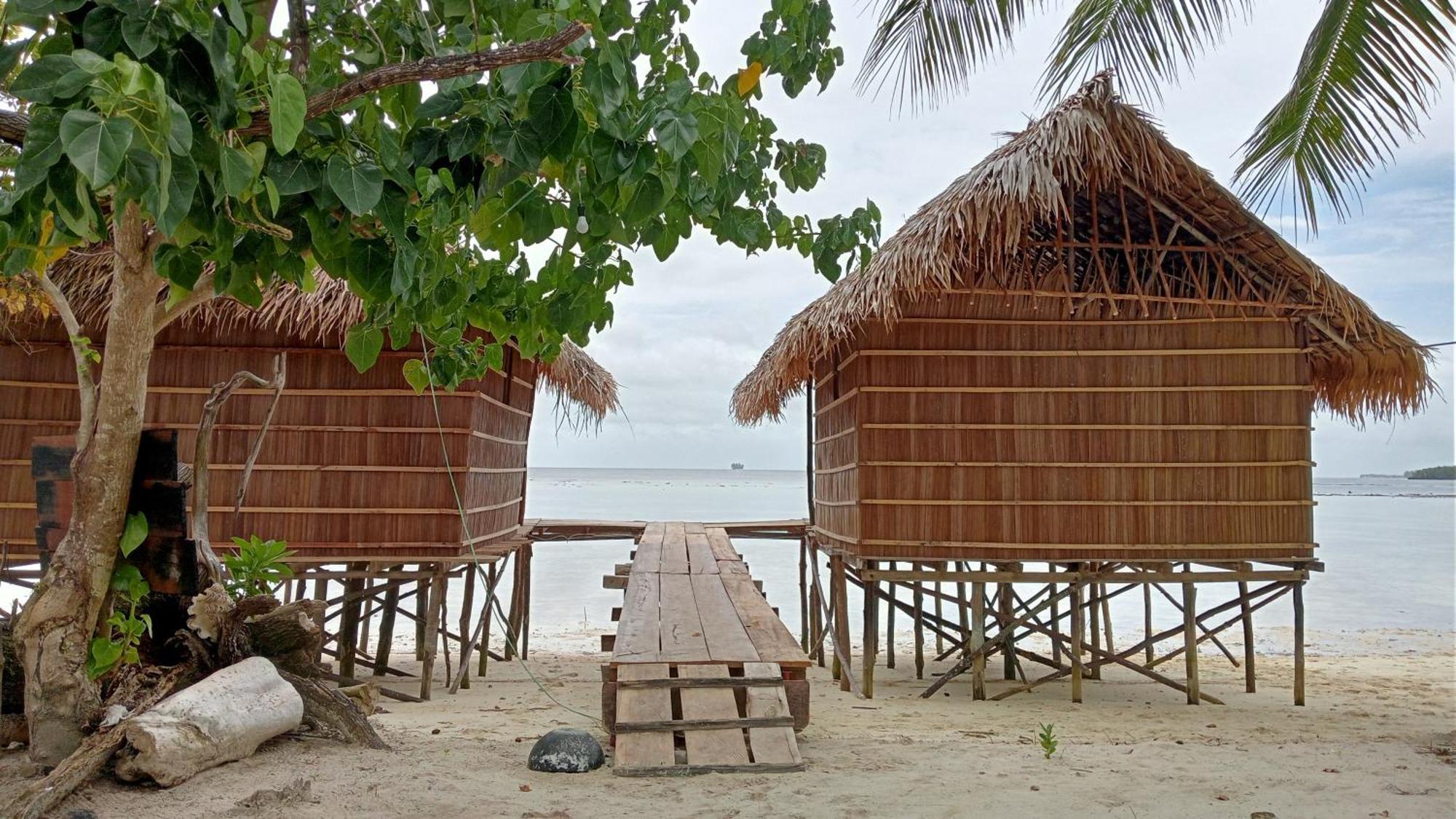 Coco Huts Guest House Waisai Екстериор снимка
