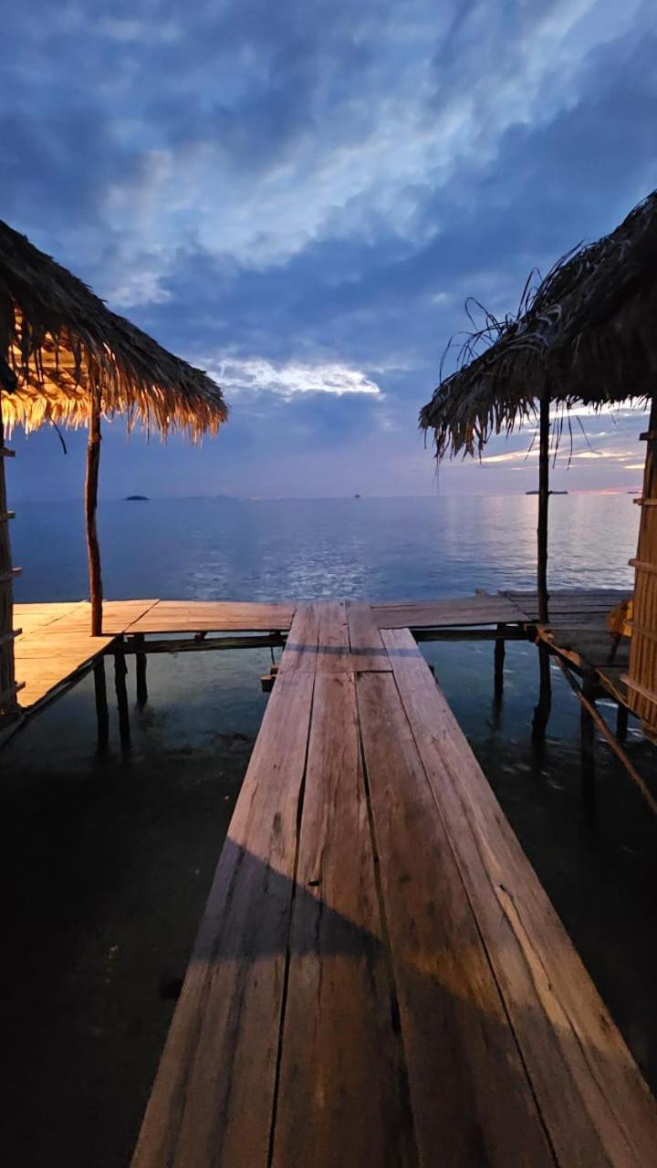 Coco Huts Guest House Waisai Екстериор снимка