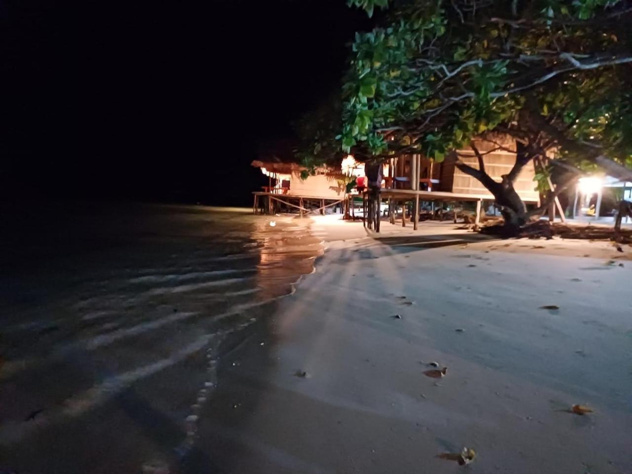 Coco Huts Guest House Waisai Екстериор снимка